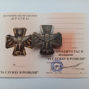 Cruz de combate con insignia militar ucraniana "Por servicio en inteligencia" con diploma. Gloria a Ucrania