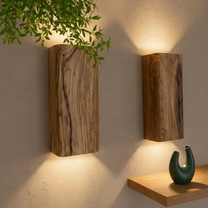 Handgjord vägglampa i olivträ med live edge, LED-bakgrundsbelysning
