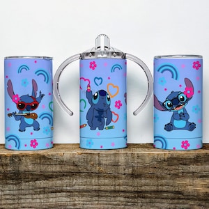 Puede incluir: Tres vasos azules y una taza con boquilla con el personaje Stitch de Lilo & Stitch. Los vasos tienen diferentes im&aacute;genes de Stitch con gafas de sol, un ukelele y dibujos. La taza con boquilla tiene asas y una tapa abatible.