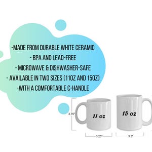 Puede incluir: Dos tazas de cer&aacute;mica blanca con asas en forma de C, etiquetadas como 11 oz y 15 oz, con dimensiones en pulgadas. El texto sobre un fondo azul y verde indica que las tazas son duraderas, sin BPA, aptas para microondas y lavavajillas.
