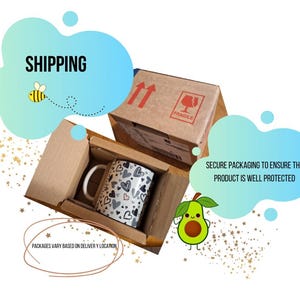 Puede incluir: Una taza de cer&aacute;mica blanca con un patr&oacute;n de corazones negros y grises dentro de una caja de cart&oacute;n. La caja est&aacute; dentro de una caja de env&iacute;o m&aacute;s grande. El texto de la imagen incluye "SHIPPING" y "FRAGILE".