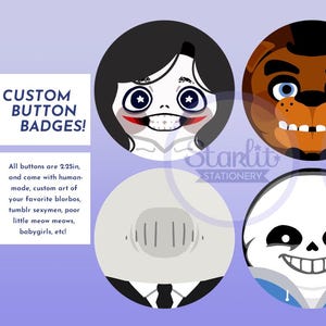 Op de afbeelding: Een verzameling van zes aangepaste knoopspelden, elk ongeveer 5,7 cm in diameter, met cartoonkarakterontwerpen. De badges tonen verschillende karakters met unieke gezichtsuitdrukkingen en kleuren, tegen een paarse achtergrond. Tekst links: "CUSTOM BUTTON BADGES!"