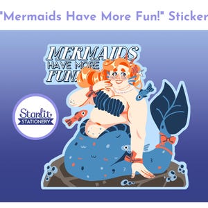 Può includere: Un adesivo raffigurante una sirena dei cartoni animati con capelli arancioni e una coda blu. La sirena sorride ed è circondata da pesci. L'adesivo riporta la scritta "Mermaids Have More Fun!" e il logo "Starlit STATIONERY".
