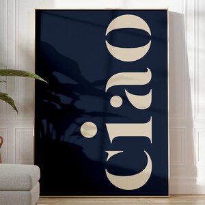 Marineblaue Typografie CIAO Wand-Kunst-Druck für stilvolle Wohnkultur | Modernes Trendy Home Geschenk für neues Haus Umzugsgeschenk | BEDRUCKT