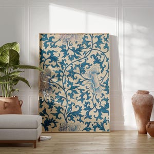 Può includere: Una stampa digitale con un motivo floreale blu e bianco su sfondo crema. Il motivo ricorda la porcellana cinese tradizionale.