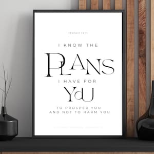 Könnte beinhalten: Schwarz gerahmter Druck mit dem Text "I KNOW THE PLANS I HAVE FOR YOU TO PROSPER YOU AND NOT TO HARM YOU" in minimalistischem Design. Der Druck enthält den Bibelvers "JEREMIE 29.11".
