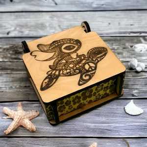 Caja de música de madera grabada con mandala de Stitch montando una tortuga marina, regalo personalizado único, recuerdo familiar, decoración de guardería