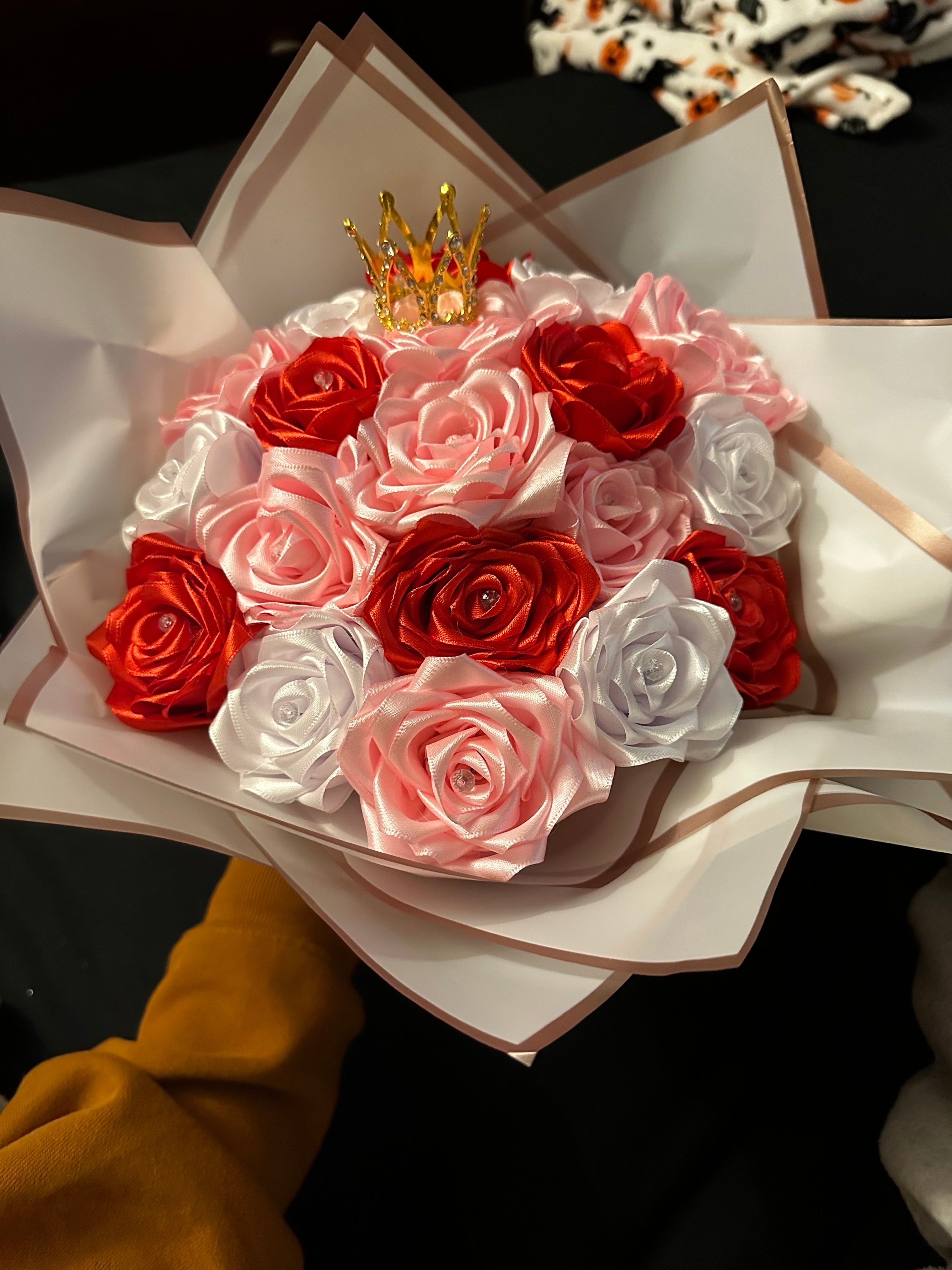 Rosas eternas  Ribbon rose bouquets, Ribbon bouquet, Ribbon flowers bouquet