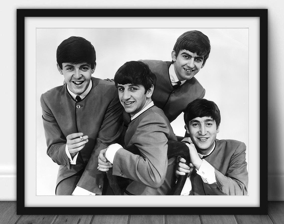椅子に座るビートルズ 1963、白黒写真、ヴィンテージ ウォール アート