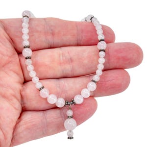 Halsband med spänne för tekanna och sked i sterlingsilver 925 i rosenkvarts, 30 cm
