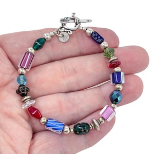 Armband med spänne till tekanna och sked i sterlingsilver 925 med flera glaspärlor, 18 cm