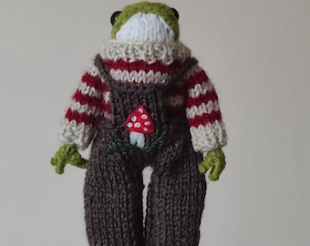 Froggie frog crochet,Green frog knitted,Mushroom Embroidered Jumpsuit,Cute toy frog,Amigurumi frog,Gift for christmas,Gift for birthday,Toys