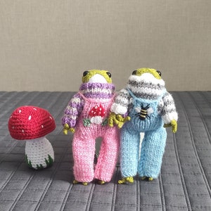 Froggie frog crochet,Green frog knitted,Bee Embroidered Jumpsuit,Cute toy frog,Amigurumi frog,Gift for christmas,Gift for birthday,Toys