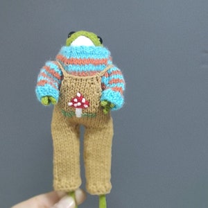Froggie frog crochet,Green frog knitted,Mushroom Embroidered Jumpsuit,Cute toy frog,Amigurumi frog,Gift for christmas,Gift for birthday,Toys