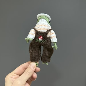 Froggie frog crochet,Green frog knitted,Mushroom Embroidered Jumpsuit,Cute toy frog,Amigurumi frog,Gift for christmas,Gift for birthday,Toys