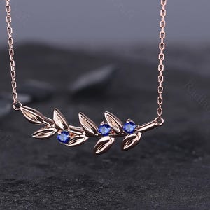 14K Rose Gold Blauer Saphir Anhänger Halskette, Saphir Halskette, Minimalistische Frauen Halskette, Blattige Saphir Halskette, Zierliche Frauen Halskette