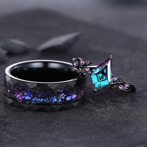 Anillo de pareja de zafiro alejandrita con cambio de color, estilo gótico de inspiración natural, para él y para ella, anillo de promesa de oro negro, banda de tungsteno a juego que no se decolora.