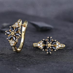 上品なブラックオニキスフープイヤリング：14Kゴールドフラワーチャーム、ボヘミアンジュエリー