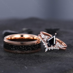 Set di anelli in onice nero taglio aquilone: fedi nuziali in oro rosa e arenaria