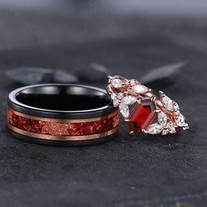 Natuurlijke rode robijn stelen belofte ring set, voor hem en haar bijpassende trouwring, roségoud en zwart wolfraam koppels ring cluster belofte ring