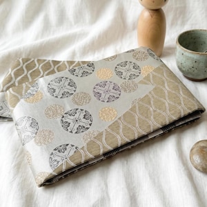 ヴィンテージ日本製半幅帯 – オリーブカーキシルバー波格子柄 / エレガントな幾何学模様 / コスプレ帯 / アップサイクル生地