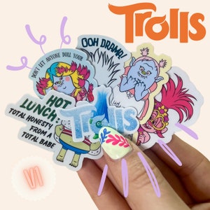 Pode incluir: Uma coleção de adesivos Trolls coloridos com vários personagens e frases como "Não deixe ninguém estragar seu almoço: Quente" e "Oh, drama!"