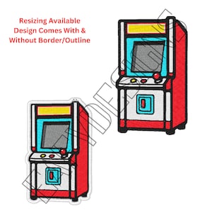 Könnte beinhalten: Zwei gestickte Patches eines Arcade-Spiels, eines mit rotem Rand und eines ohne. Beide Patches zeigen einen weißen Schrank mit einem blauen Bildschirm, einer gelben Oberseite und roten Knöpfen.