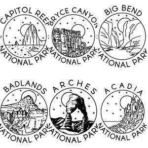 Op de afbeelding: Zes zwart-witte cirkelvormige ontwerpen met illustraties van nationale parken. Parken zijn onder meer Capitol Reef, Bryce Canyon, Big Bend, Badlands, Arches en Acadia. Elk ontwerp bevat de parknaam en de tekst "National Park".