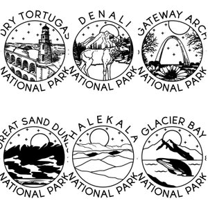 Op de afbeelding: Zes zwart-witte cirkelvormige ontwerpen met illustraties van nationale parken. Parken zijn onder meer Dry Tortugas, Denali, Gateway Arch, Great Sand Dunes, Haleakala en Glacier Bay. Elk ontwerp bevat de parknaam en de tekst "National Park".