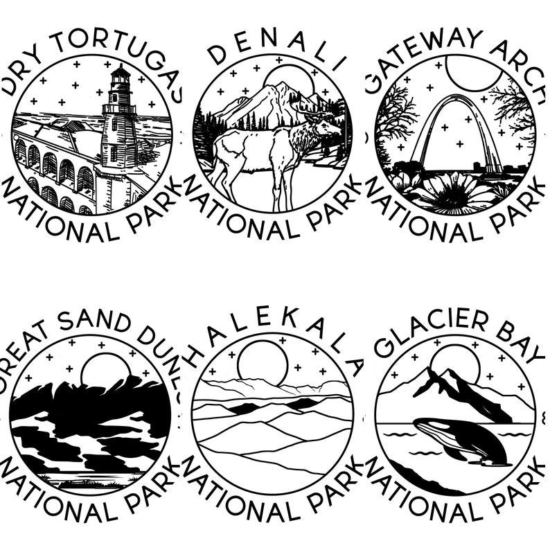 Op de afbeelding: Zes zwart-witte cirkelvormige ontwerpen met illustraties van nationale parken. Parken zijn onder meer Dry Tortugas, Denali, Gateway Arch, Great Sand Dunes, Haleakala en Glacier Bay. Elk ontwerp bevat de parknaam en de tekst "National Park".