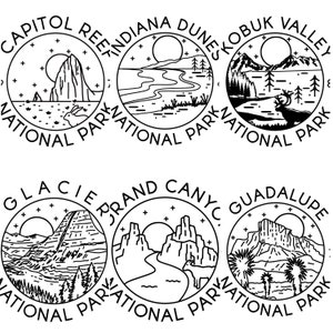Op de afbeelding: Zes zwart-witte cirkelvormige ontwerpen met illustraties van nationale parken. Parken zijn onder meer Capitol Reef, Indiana Dunes, Kobuk Valley, Glacier, Grand Canyon en Guadalupe. Elk ontwerp bevat de parknaam en een landschapsillustratie.