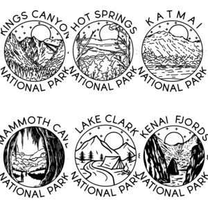 Op de afbeelding: Zes zwart-witte cirkelvormige ontwerpen met illustraties van nationale parken. Elk ontwerp bevat de parknaam en de tekst "Nationaal Park". Parken zijn onder meer Kings Canyon, Hot Springs, Katmai, Mammoth Cave, Lake Clark en Kenai Fjords.
