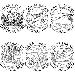 Op de afbeelding: Zes zwart-witte cirkelvormige ontwerpen met illustraties van nationale parken. Elk ontwerp bevat de parknaam en de tekst "Nationaal Park". Parken zijn onder meer Grand Teton, Great Basin, Hawaii Volcanoes, Everglades, Great Smoky Mountains en Gates of the Arctic.
