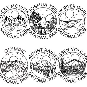 Op de afbeelding: Zes cirkelvormige zwart-wit illustraties van Nationale Park emblemen. Elk embleem toont een landschapssc&egrave;ne en de naam van het park: Rocky Mountain, Joshua Tree, New River Gorge, Olympic, Mount Rainier en Lassen Volcanic National Park.