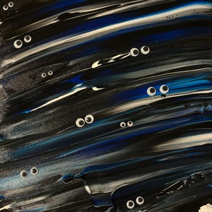 Peut inclure: Peinture abstraite avec des rayures bleues, noires et blanches. Des yeux globuleux sont dispersés sur la toile.