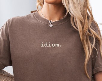 Camiseta minimalista con palabras, camiseta con modismos, camiseta para amantes del idioma inglés, camiseta con tipografía sencilla, humor gramatical ingenioso, idea de regalo para profesores de inglés.