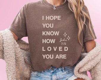 Camiseta con tipografía de fe cristiana, camiseta moderna y llamativa para la iglesia, fe cotidiana, camiseta para campamento de la iglesia, regalo para un amigo, ambiente dominical, eres amado.