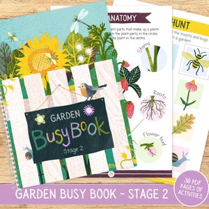 Pode incluir: Um livro de atividades ilustrado e colorido para crianças com tema de jardim. A capa mostra uma cerca branca de madeira com uma placa que diz "GARDEN Busy Book Stage 2".