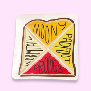 Könnte beinhalten: Ein Aufkleber mit einer Scheibe Toast, die in vier Abschnitte unterteilt ist, jeder mit einer anderen Füllung und einem darauf geschriebenen Namen. Die Abschnitte sind mit "Moony", "Wormtail", "Prongs" und "Padfoot" beschriftet.