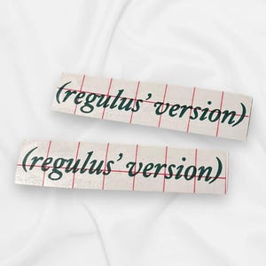 Può includere: Due etichette bianche con linee di griglia rosse e il testo "(regulus' version)" scritto in corsivo nero.