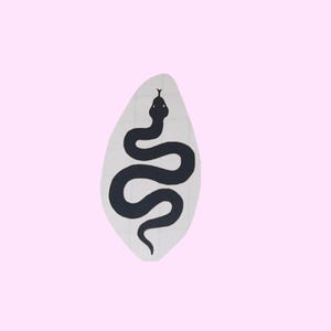 Peut inclure: Autocollant noir et blanc d'un serpent enroulé en cercle. Le serpent est sur un fond ovale blanc.