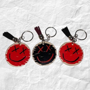 Cross Eye Smile Face porte-clés | Couleur personnalisée | Couleur d'arrière-plan personnalisée | Louis Tomlinson |