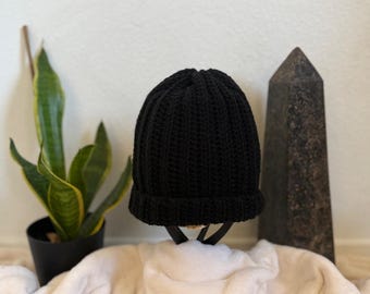 ハンドメイドのブラックビーニー。ユニセックスなギフトに最適。