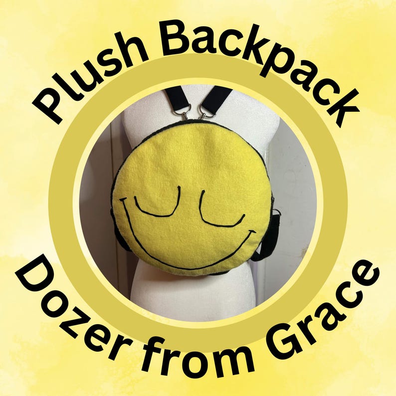 Puede incluir: Una mochila de felpa amarilla de forma redonda con una cara sonriente bordada en negro, con ojos cerrados y boca curva. El texto Plush Backpack Dozer from Grace est&aacute; impreso en negro alrededor del marco circular. Tiene correas negras.