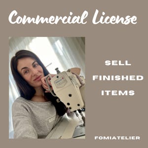 Op de afbeelding: Afbeelding met de tekst "Commercial License" en "Sell Finished Items". Een vrouw staat naast een naaimachine. De tekst "Fomiatelier" staat onderaan de afbeelding. De achtergrond is bruin.