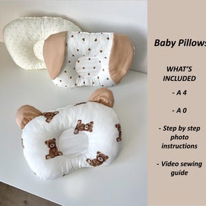Puede incluir: Se muestran tres almohadas para beb&eacute;s. Una es blanca con corazones marrones, otra es blanca con ositos de peluche marrones y la tercera es blanca con peque&ntilde;os puntos marrones. Las almohadas tienen una depresi&oacute;n central y detalles en forma de oreja.