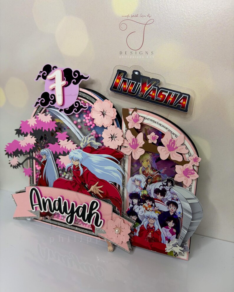 Pode incluir: Topper de bolo em camadas com tema Inuyasha com flores de cerejeira rosa, o n&uacute;mero 1 e o nome "Andayah". O logotipo Inuyasha &eacute; vis&iacute;vel. O design apresenta personagens da s&eacute;rie de anime.