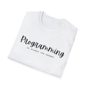 Op de afbeelding: Wit T-shirt met zwarte tekst die "Programmeren is altijd het antwoord" luidt.
