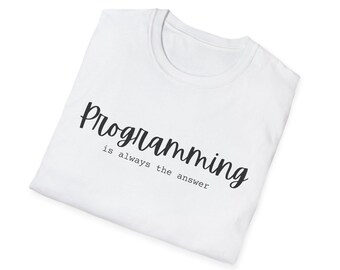 Könnte beinhalten: Weißes T-Shirt mit schwarzem Text, der "Programmieren ist immer die Antwort" lautet.