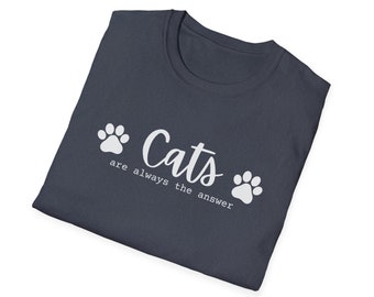 Peut inclure: Un t-shirt bleu foncé avec des empreintes de pattes blanches et le texte "Les chats sont toujours la réponse".